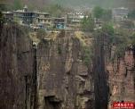 Thôn làng "nguy hiểm" nhất Trung Quốc: Tọa lạc trên núi dựng đứng cao 1.700m, có cung đường "treo vách đá" cheo leo thách thức mọi tay lái lão luyện Thôn làng "nguy hiểm" nhất Trung Quốc: Tọa lạc trên núi dựng đứng cao 1.700m, có cung đường "treo vách đá" cheo leo thách thức mọi tay lái lão luyện